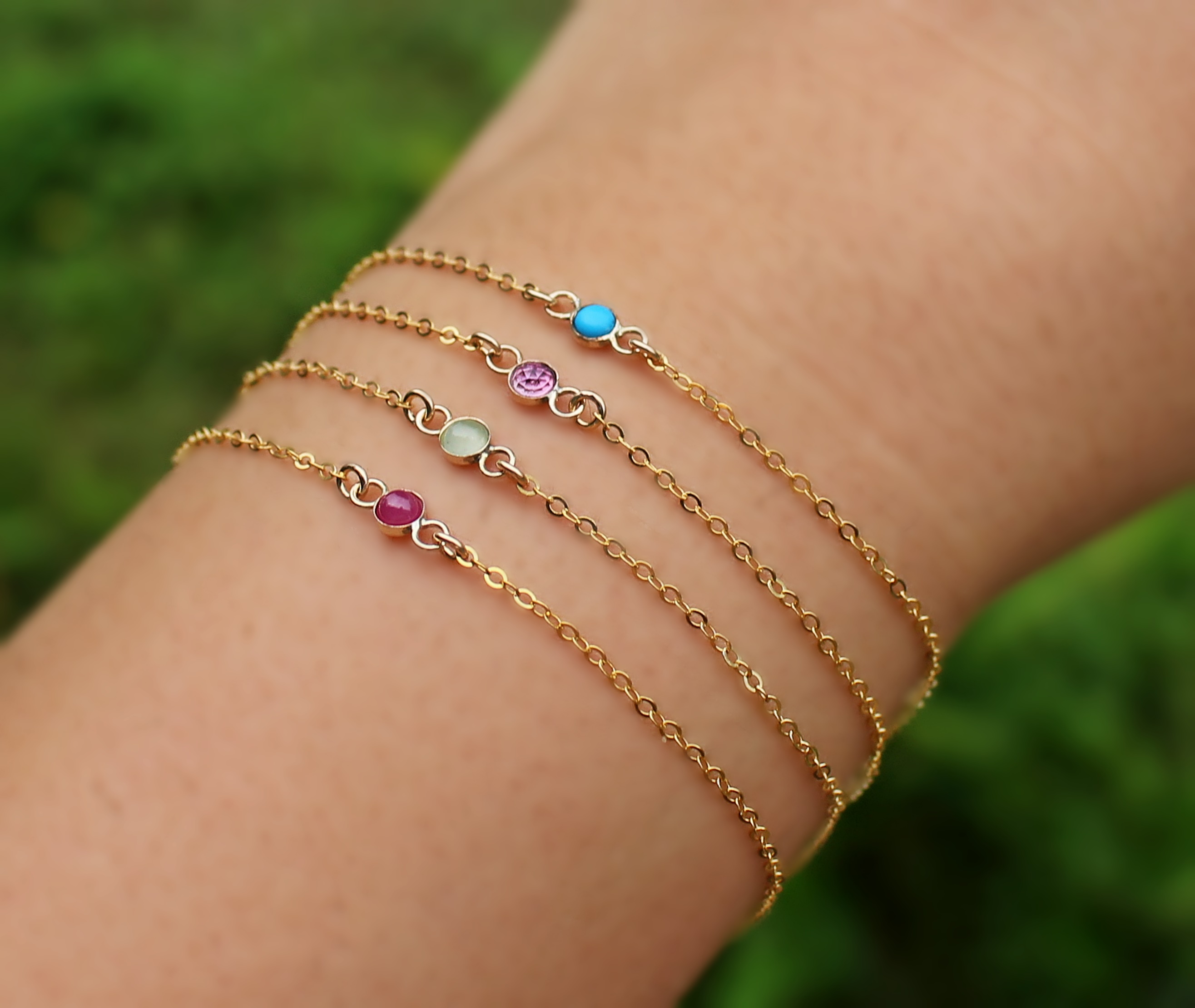 14Kゴールド製ルビーラウンドベゼルバングルブレスレット Elizabeth Jewelry Round Ruby Gold Bezel Bangle  Bracelet 14Kt Created